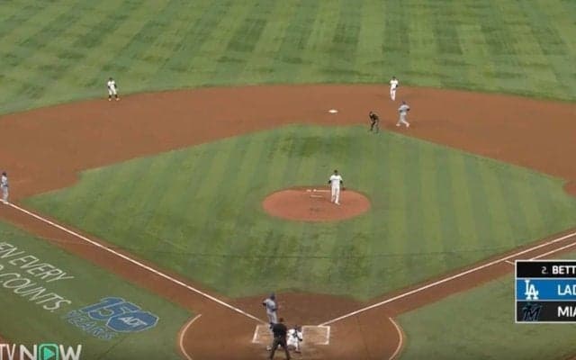 何が起きた？ 大谷翔平が「見えてない？」 相手捕手が“無警戒”… あっという間の“こっそり盗塁”に球場騒然