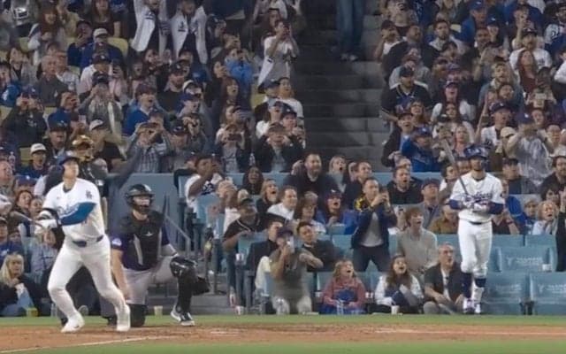 大谷翔平は一体、何をしたんだ？ “悪球打ち”衝撃52号… 同僚の様子がおかしくなる「固まってる」「すごい表情」