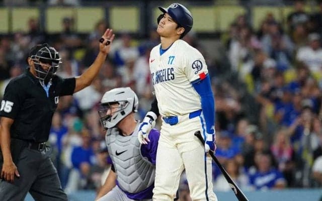 大谷翔平、第4打席は死球…右肘直撃で憮然とした表情　本拠地は大ブーイング