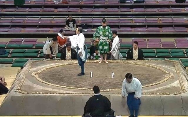 「魅力的な方ね」切れ長な目の43歳イケメン呼び出し…“雰囲気たっぷり”な姿に熱視線