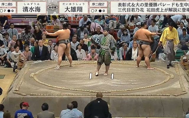 「デヴィ夫人土俵入りw」序二段優勝決定戦で予想外の珍事 さすがの存在感にファン騒然