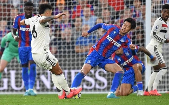 「両足でいく必要ない」　鎌田大地を危険に晒したユナイテッドDFのタックルを識者バッサリ！　パレス指揮官も「足が折れていたかも」