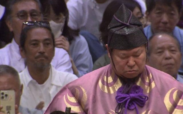 「相撲に取り憑かれたように生きてきた」定年退職の立行司\"最後の姿\"に惜しみない拍手 花道で渡されたサプライズプレゼントに涙するファンも「これは泣く」