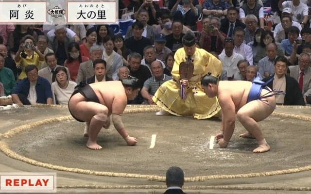 大相撲中継に“笑撃”の光景 デヴィ夫人とスマホケースが揃って“お口あんぐり”の瞬間 「すんげぇスマホのカバー」驚きの声