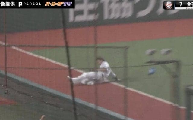 帽子は落としてもボールは落とさない！西武・金子侑司の“最後のスーパーキャッチ”が胸アツすぎると話題