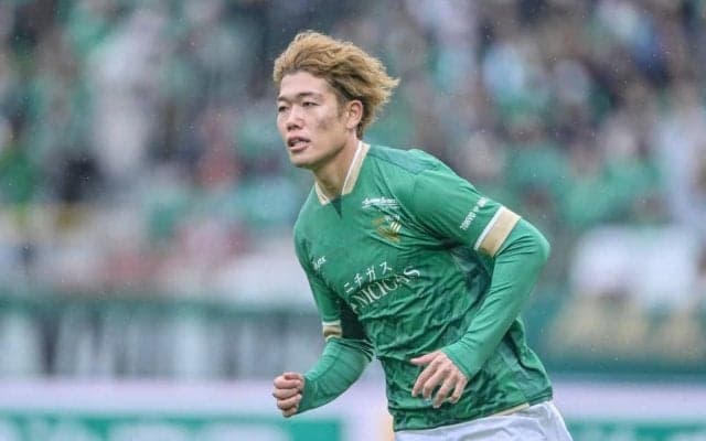 「奥さん可愛過ぎるだろ」「美人過ぎる」J1東京Vの試合会場でのFW染野唯月の妻＆子どもとの「家族ショット」に視線集中！ 通算100試合出場の祝福でスタジアム来場