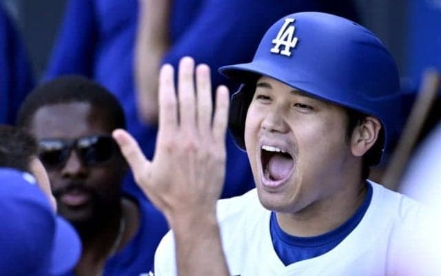 「我々を驚かせ続ける」大谷翔平、38年ぶり偉業に並んだ！トリプルスリーも捉える　同点53号含む4安打2盗塁でサヨナラ勝利貢献