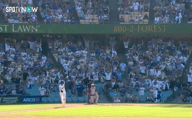 大谷翔平の劇的53号弾で「スタジアムが揺れた」 同僚はベンチから飛び出し、観客も一斉に総立ち「マジで鳥肌」驚異の光景