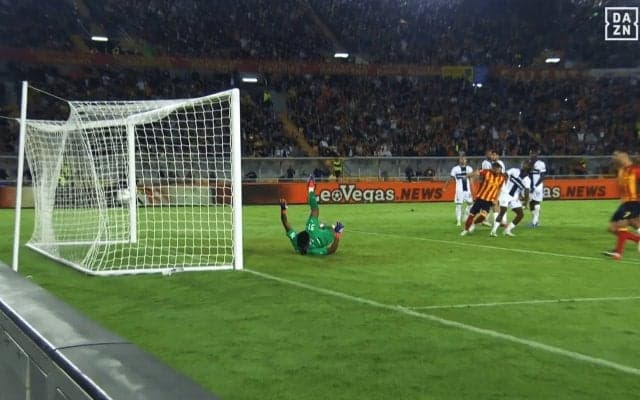 鈴木彩艶、不運すぎる失点に唖然…強烈シュートが変化して「GKにはノーチャンス」になった瞬間「可哀想」「止められねえ」