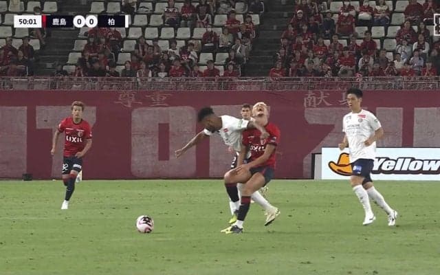 「カードが出てもおかしくない」鈴木優磨の喉に強烈エルボー直撃の衝撃シーン！吹っ飛ばされて転倒悶絶も即復帰の強靭フィジカルに「どんな身体してんだ」「不死身か」