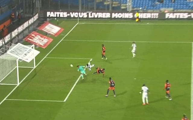 敵2人とクラッシュでも豪快ダイビングヘッド！ オナイウ阿道が今季初ゴール「ゴン中山→岡崎でど根性FWの系譜」「気合い入ってる」