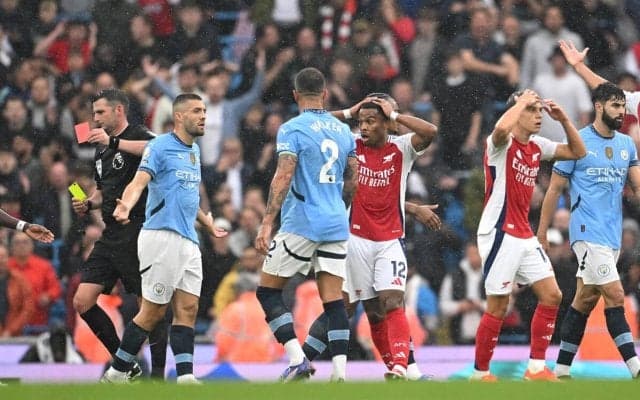 「なぜ台無しにしようとするのか」シティとユナイテッドのOBがアーセナルの退場劇に言及、オリバー主審を批判「彼は注目を浴びたいだけ」