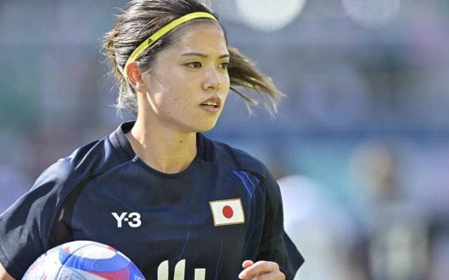 「美しい」「モデルみたい！」マンC女子MF長谷川唯の開幕戦へ挑む“シリアスショット”に反響！「かっこいい！揺れる髪が素敵」「練習とはぜんぜん違う顔で好き」の声