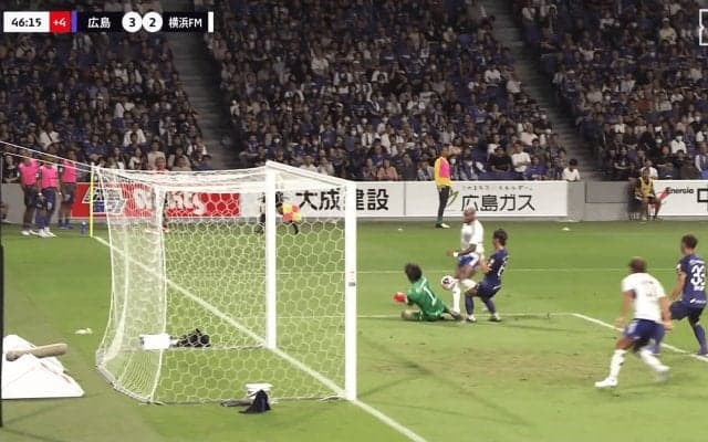 超人すぎるだろ！ 横浜FMエースがゴリゴリ突破→技巧ドリブル＆逆足ループ弾の一部始終「完全に手玉に取ったな」「痛快だ」