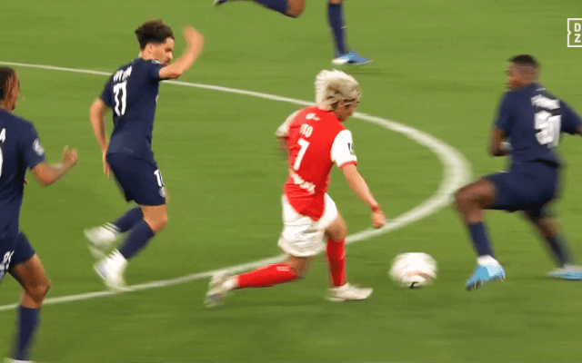 伊東純也が“光速”の域！パリSG守備陣もお手上げ…キレッキレ突破でファウル誘発の瞬間「プレミアリーグでも通用する」「無双だ」