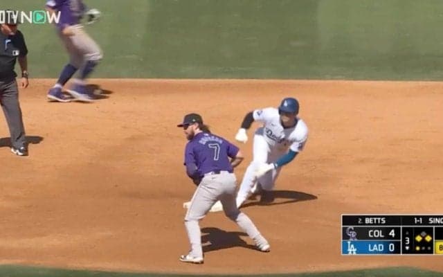 もうやめてくれよ！ 大谷翔平が“イライラ走塁”　相手守備陣が混乱… 警戒されても余裕の“爆速盗塁”に「揺さぶりすぎ」