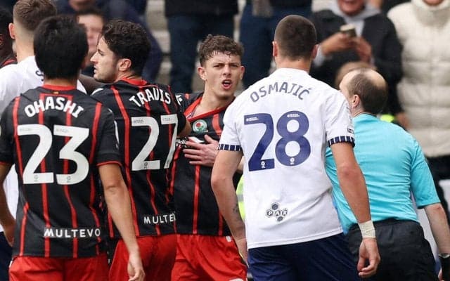 「スアレスになりたいのか？」「退場だろ」FW大橋祐紀の同僚DFが試合中に噛みつかれる…噛んだ選手は退場とならずも「長期出場停止になるべき」