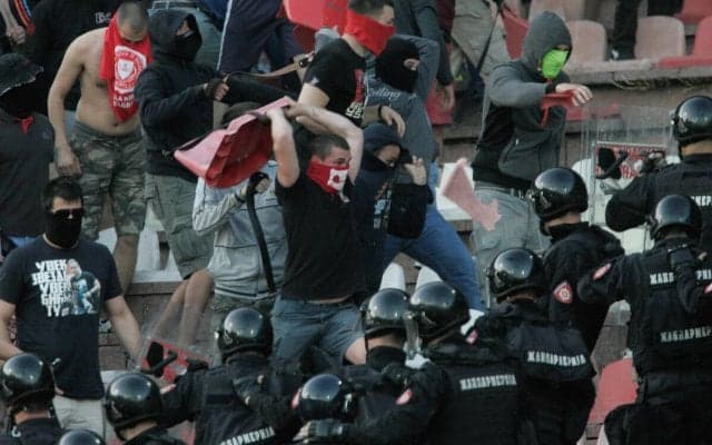 今回も荒れまくったベオグラードダービー…パルチザンが宿敵レッドスターに0-4惨敗でサポ大暴れ、指揮官はガラス破片で顔面負傷