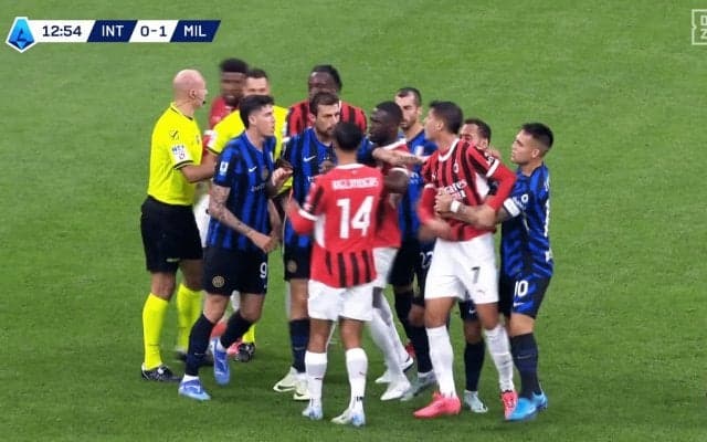 「かかってこいよ！」ミラノ・ダービーで喧嘩勃発！「ど突いたバストーニにカードなしかよ」「モラタが一番キレてる」一触即発の事態にファン騒然
