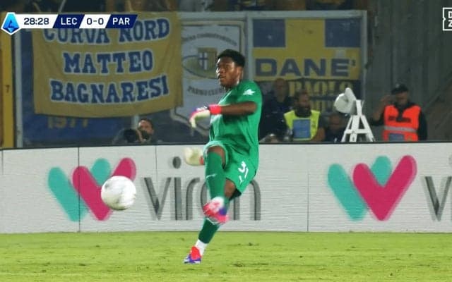 エデルソンかよ！ 鈴木彩艶が“ノールックパス”で敵プレスを無力化した瞬間「和製ノイアー」「素晴らしいな」