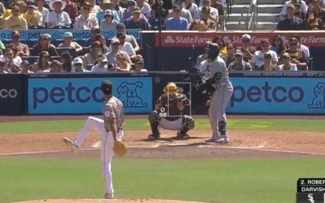 カッコ良すぎる！ ダルビッシュ、MLB通算2000奪三振の瞬間　打者が呆然&フリーズ… 完璧すぎる“見逃し三振”に「恐ろしすぎ」