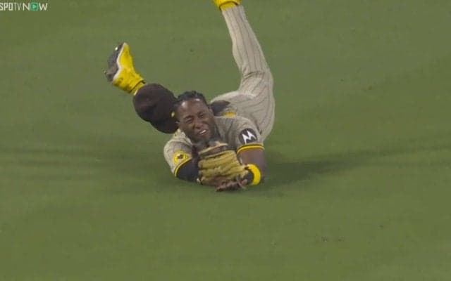 大谷翔平を塁に出すな！ パドレス外野手が衝撃のスーパープレー「今飛びましたよね!?」実況も唖然
