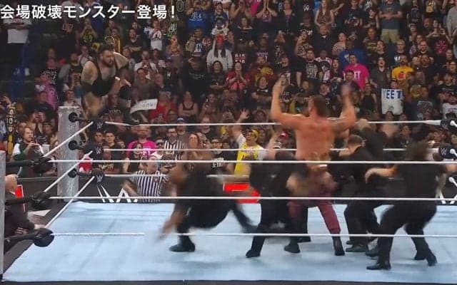 “怪獣大戦争”が勃発の異常事態…巨漢レスラー二人が大量セキュリティを次々に蹂躙 地獄絵図に会場騒然