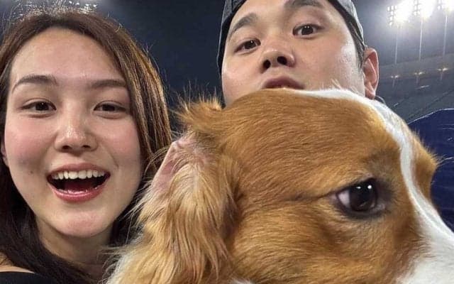 大谷翔平、真美子夫人＆デコピンとの“自撮り3S”投稿　至近距離で顔寄せ…地区Vに家族で笑顔