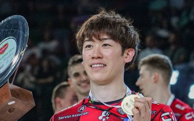 石川祐希を同僚がハグ「ペルージャへようこそ！」 今季最初のタイトル＆MVP獲得