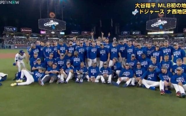 「ショウヘイを探せ！」大谷翔平、初の優勝記念写真で“行方不明”に…控えめすぎる立ち位置にファン困惑「大谷さんらしい」