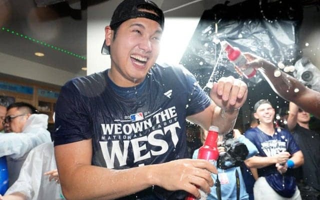 大谷らの横で…女性レポーター“びしょ濡れ”　流れ弾くらうも笑顔「彼女はプロだ」