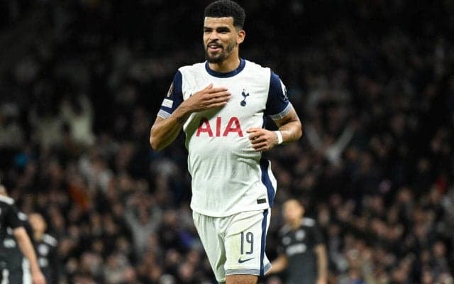 「本当に日本のアニメ好きなのね」　スパーズ新加入FWが新たなアニメパフォを披露！　SNS上ではその姿に「進撃のソランケ」「ソランケが巨人化」