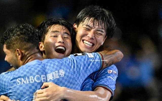 【川崎を退団する元フランス代表FWゴミスが山田新と神田奏真に残した期待(1)】「プレーでチームを引っ張っていますけれども」と称賛する山田の熱さ……さらに4選手の名前を挙げ称賛