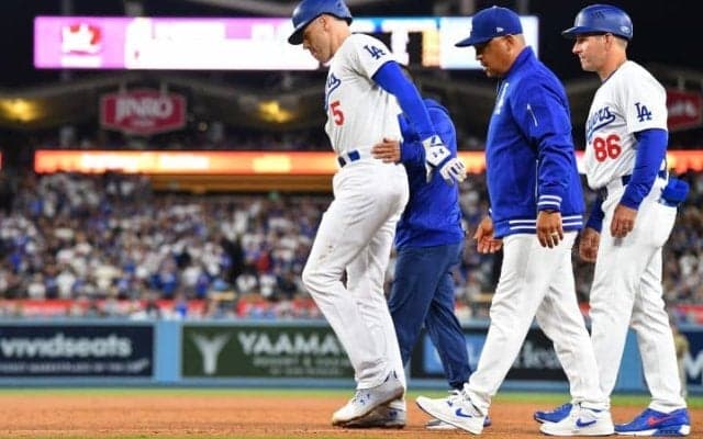 右足首負傷のフリーマン「できることはすべてやるつもりだ」途中交代もPO開幕出場へ前向き　大谷翔平と試合後に笑顔で2ショット