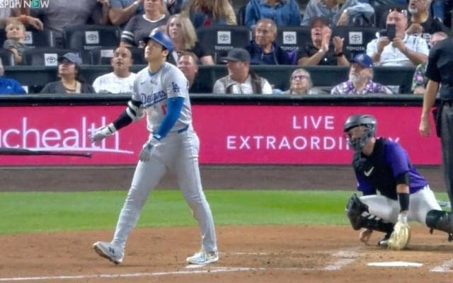 大谷翔平、特大54号で“確信バット投げ”がカッコ良すぎると話題に　立ち振る舞いが「メジャーリーガーのそれ」