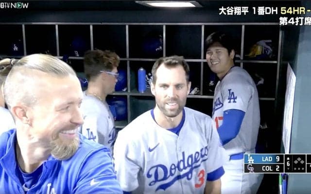 大谷翔平の偉業にチームメイトもニコニコ 「史上最高の選手の全盛期を見れる幸せ」確信54号→ベンチで和気あいあいシーンにファンも注目