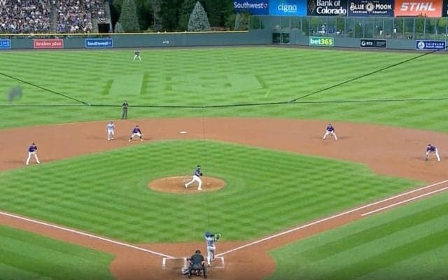 何が起きた？ 大谷翔平、“衝撃54号”が「落ちてこない」 野手がポカーン＆棒立ち… “弾丸ライナー”が爆速通過で「動いてもムダ」