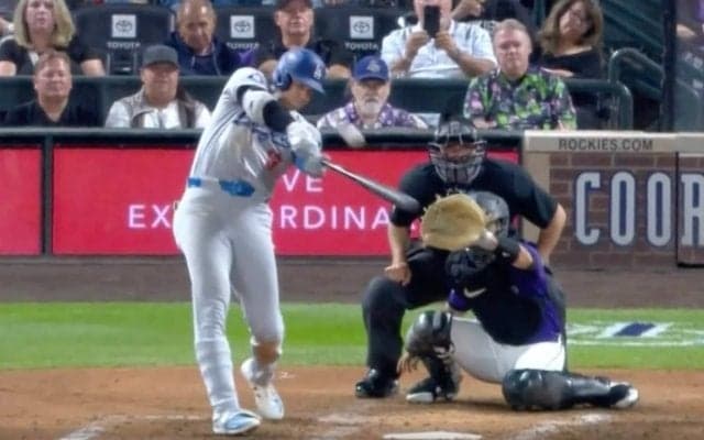 それは打っちゃダメ！ 大谷翔平、54号特大弾が「ありえない」 “悪球打ち”に球場ドン引き…「投げるところない」