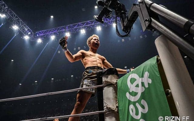 【RIZIN.48】朝倉未来が認める18歳の“超新星”秋元強真、1RTKOで鮮烈デビュー　朝倉海と笑顔でハイタッチ「盛り上げていくのは僕」