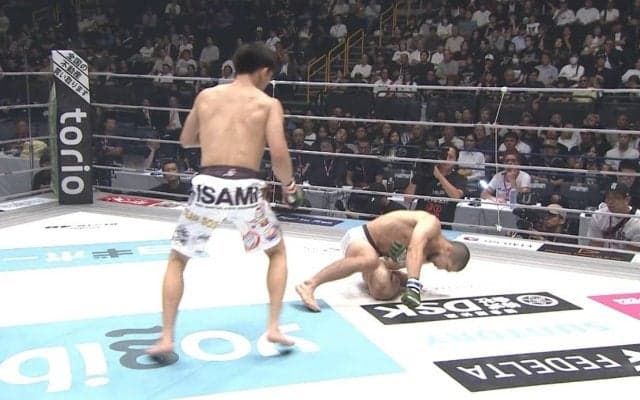 衝撃の“一撃”ぐにゃりKO 「人形のように倒れた」壮絶決着に実況絶句