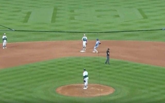 えっ、なんで？ 大谷翔平、何かやっちゃった？ 相手投手の様子がおかしい… まさかの“幻の盗塁”に球場騒然