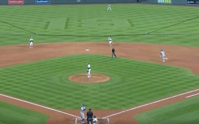 ありえないだろ！ 大谷翔平に「気づかない」 走りたい放題… 相手投手の“痛恨のミス”に「酷いな」「無警戒すぎる」