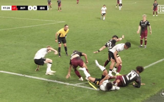 バキッ！ コーナーフラッグが折れる珍事発生！「木っ端微塵に…」「初めて見たw」神戸vs浦和の激しすぎる球際デュエルが大反響