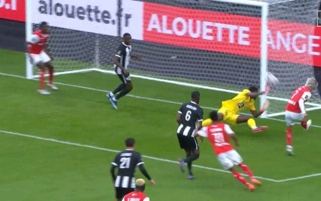 「えぐいて」伊東純也の“超反応”ゴールが凄すぎる！高速反応からの右足トラップ＆ボレー炸裂の瞬間「あれを決めきれるのがすごい」