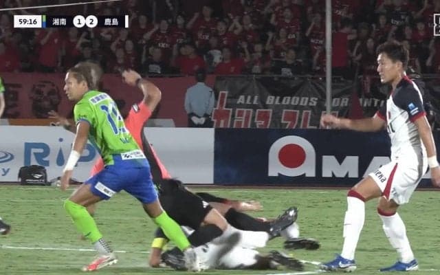 嘘だろ？柴崎岳が主審に全力スライディングした衝撃の瞬間「カードが出なくてよかった」まさかの珍事にファン「大丈夫か」「そんなことある？」