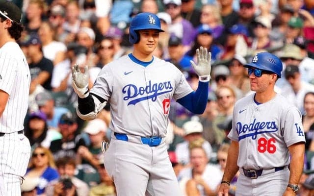 大谷翔平が忘れぬ敬意　最終戦で…見せた行動に放送席注目「渡すように言っている」