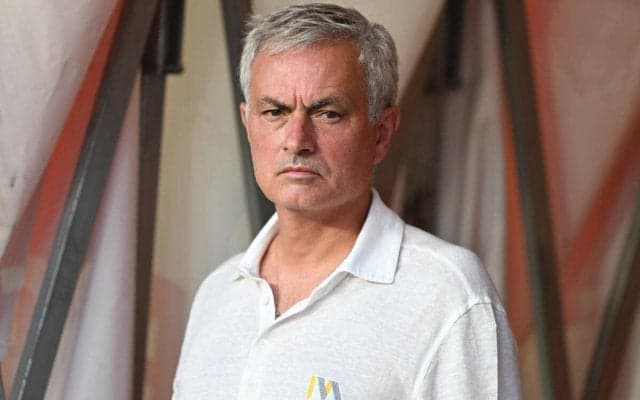 モウリーニョ監督が斬新な形でノーオフサイドをアピール…カメラの前にPC設置しイエローカード受ける