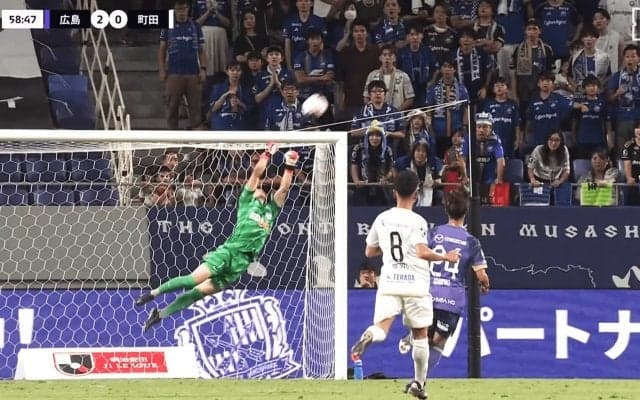 「令和版・大迫ハンパない！」意味不明ミラクルセーブが話題「なぜ触れる？」「異次元だわ」広島守護神が予測不能シュートを海老反りブロックした瞬間