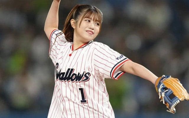 「可愛すぎる」人気アイドルが衝撃始球式　まさかの“叩きつけ投球”に神宮騒然