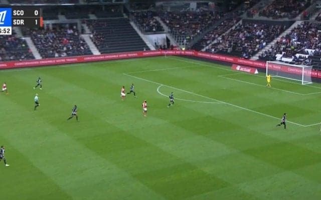 まじかよ！伊東純也、ジャンプしながら足元ピタリ「簡単に止めるよな」ビタ止め“神トラップ”から稲妻ドリブル炸裂の瞬間